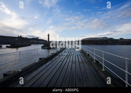 Le West Pier à Whitby dans le Yorkshire Angleterre nord tôt le matin Banque D'Images