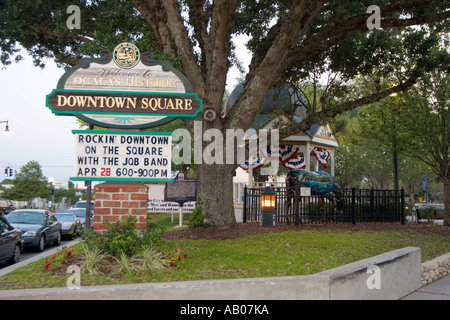 Sign annonce des événements misiques locaux qui se tiennent à Downtown Square dans la ville d'Ocala, Floride États-Unis Banque D'Images