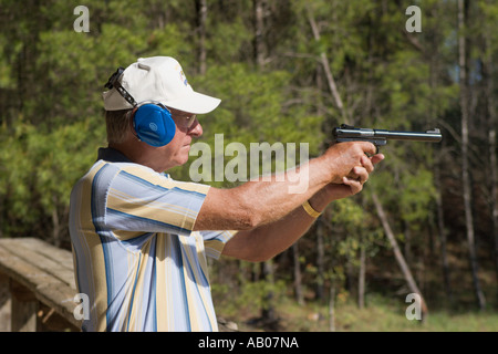 Les personnes âgées de sexe masculin au cours de poing pistolet vise la cible à portée de tir dans la forêt nationale d'Ocala Ocala en Floride USA Banque D'Images