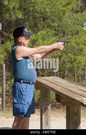 L'homme vise la cible au cours de pistolet à portée de tir dans la forêt nationale d'Ocala Ocala en Floride USA Banque D'Images