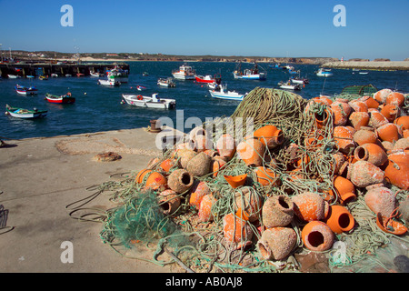 Europe Portugal Algarve Sagres Harbour des casiers à homard Banque D'Images