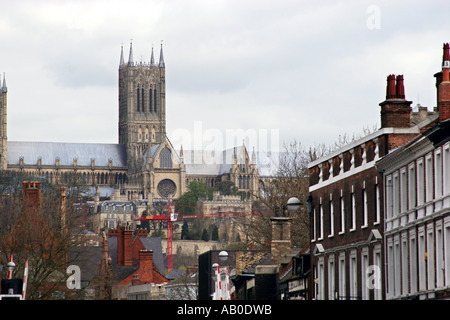 La Cathédrale de Lincoln à partir du centre de la zone commerçante de la ville à la recherche du Nord. Banque D'Images