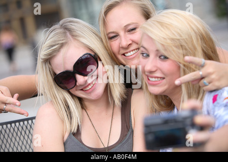 Groupe d'amies prendre un autoportrait Banque D'Images