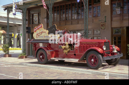 Old fire engine garé comme attraction au Rosey Ogrady's night club dans la vieille ville d'Orlando. Banque D'Images