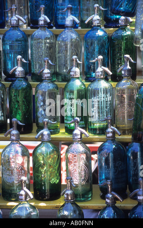 Siphon soda antiques bouteilles pour vente sur marché de décrochage à San Telmo, Buenos Aires, Argentine Banque D'Images