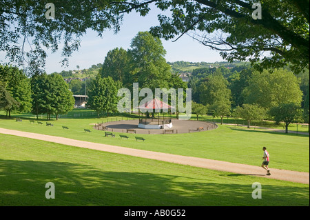 Coureur en parc public avec kiosque à Pontypool Wales UK Banque D'Images