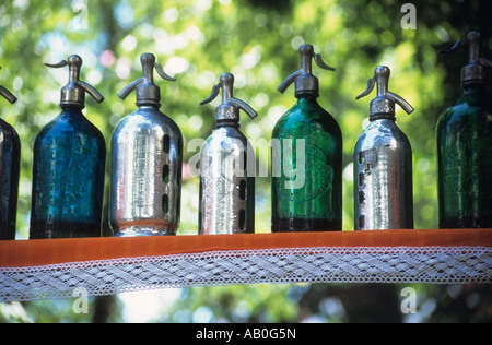 Siphon soda antiques bouteilles pour vente sur marché de décrochage à San Telmo, Buenos Aires, Argentine Banque D'Images