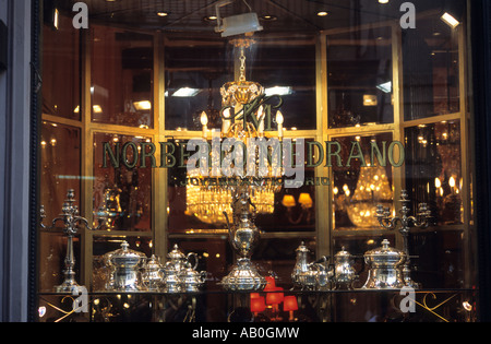 Argenterie de haute qualité exposée dans la fenêtre de la boutique d'antiquités et de bijoux Norberto Medrano, San Telmo, Buenos Aires, Argentine Banque D'Images