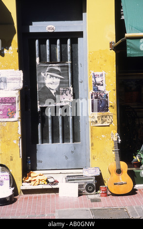 Carlos Gardel affiche sur la porte et la guitare, San Telmo, Buenos Aires, Argentine Banque D'Images