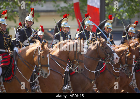 Cavalerie française escorte présidentielle sur les Champs Elysses Paris France Banque D'Images