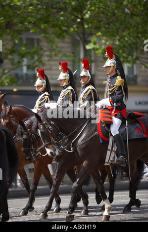 Cavalerie française escorte présidentielle sur les Champs Elysses Paris France Banque D'Images