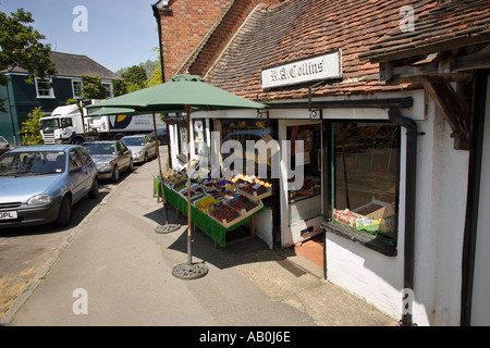 Un petit magasin d'épicerie de village se trouve dans le petit village historique de Shere Surrey, en Angleterre, au Royaume-Uni Banque D'Images