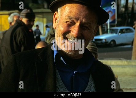 Un homme âgé dans la région de hat, portrait, Téhéran, Iran, Moyen-Orient Banque D'Images