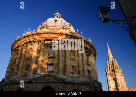 Radcliffe Camera et Radcliffe Square Oxford- lever sur soirée d'été Banque D'Images