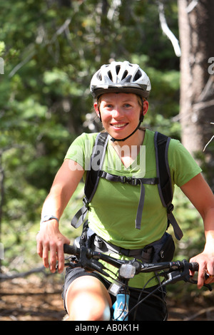 Jeune femme en vtt Banque D'Images