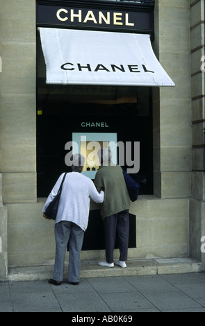 Deux dames à la recherche dans la fenêtre de Chanel à la Place Vendôme Banque D'Images