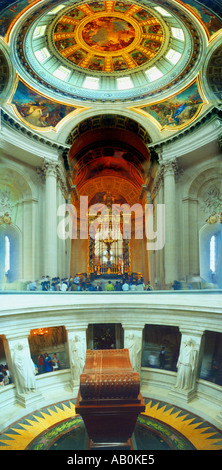 Panorama vertical de l'intérieur du dôme des Invalides à Paris France Banque D'Images