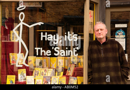 Derek Addyman en dehors de son meurtre et le chaos bookshop à Hay-on-Wye Powys Pays de Galles UK Banque D'Images
