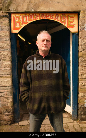 Derek Addyman en dehors de l'une de ses librairies à Hay on Wye Powys Pays de Galles UK Banque D'Images