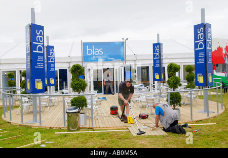 Assembler les entrepreneurs en bois de salle à manger du café à la Guardian Hay Festival site Hay-on-Wye Powys Pays de Galles UK Banque D'Images