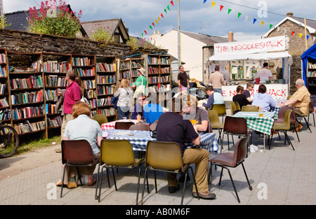 La nourriture servie à l'air libre librairie l'honnêteté à Hay château pendant la fête du livre annuel Hay on Wye Powys Pays de Galles UK Banque D'Images