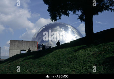 Sphère dans la Parc de La Villette à Paris, France Banque D'Images