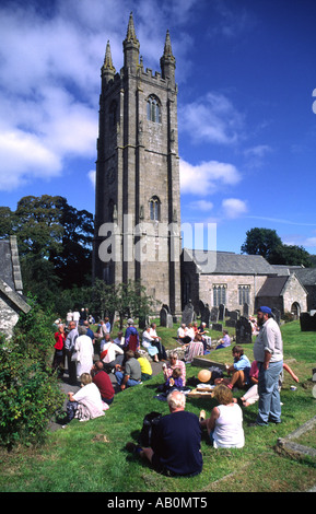 Widecombe dans l'église et les touristes à Moor Widecombe Fair Devon, Angleterre Banque D'Images