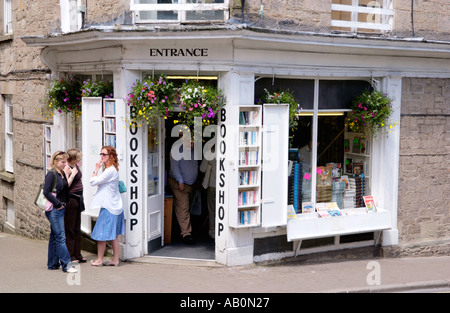 Personnes debout à l'extérieur de librairie dans centre ville de Hay on Wye Powys Pays de Galles UK Banque D'Images