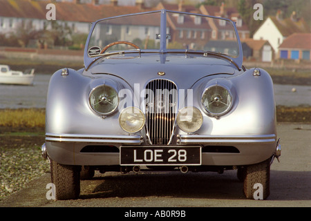 1951 Jaguar XK120 OTS en stationnement sur l'estran de l'Harbour Village de Bosham West Sussex UK Banque D'Images