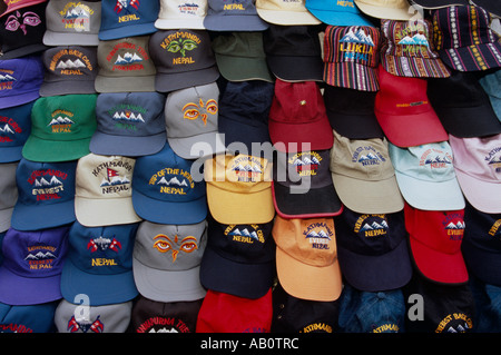 Les casquettes de baseball de souvenirs sur street market stall, Katmandou, Népal, Asie du Sud Banque D'Images