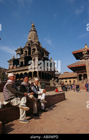 Les hommes se reposant sur la rue de Katmandou au Népal Banque D'Images