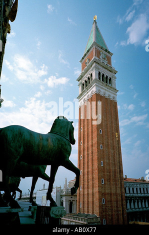 Le Campanile de la Place Saint Marc, Venise, avec l'un des grands chevaux de bronze sur le balcon de la basilique Banque D'Images