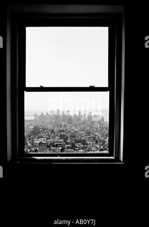 Une image abstraite à travers une fenêtre de l'empire state building à la Manhattan rues ci-dessous. Banque D'Images