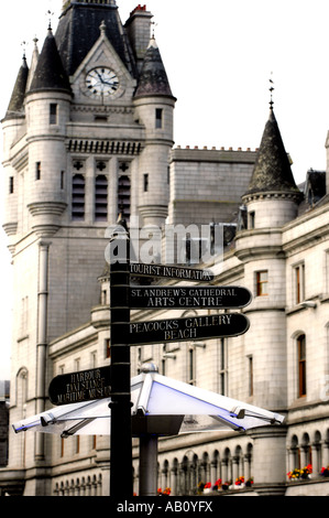Castlegate, Aberdeen, les directions signe et informations touristiques sur poster avec l'hôtel de ville en arrière-plan de l'horloge Banque D'Images
