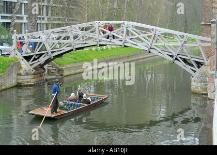 Les touristes photographier d'autres touristes dans un punt de l'Pont mathématique Queens College Cambridge UK Banque D'Images