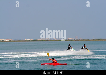 Scooter de l'eau et le Kayak en arrière-plan la ville de Faro Algarve Portugal Banque D'Images