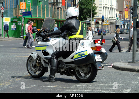 Motorcylist La Police Garda dans O'Connell Street Dublin Ireland Banque D'Images