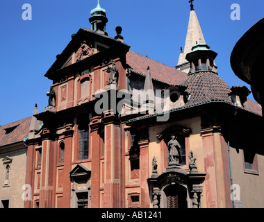 Baroque pittoresque façade occidentale de la Basilique sv Jirí (Basilique de St George), le château de Prague, Prague, République tchèque. Banque D'Images