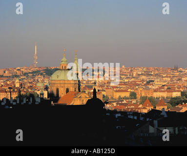 Soirée magnifique vue sur St Nicholas Church avec horizon de Prague au-delà vu du château, Prague, République tchèque. Banque D'Images