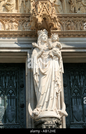 La cathédrale de Cologne St Peters sculptures du portail principal de Rhénanie du Nord-Westphalie, Allemagne Banque D'Images