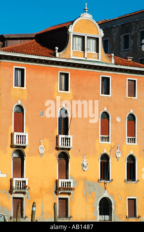 Italie Venise façade aux volets de l'ancien palazzo vénitien aux volets rouges et murs en terre cuite rive du grand canal Venise Italie Europe de l'UE Banque D'Images