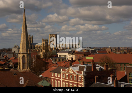 Vue de la CATHÉDRALE DE YORK ET LA VILLE DE CLIFFORDS TOWER CHÂTEAU YORK YORKSHIRE ANGLETERRE Banque D'Images