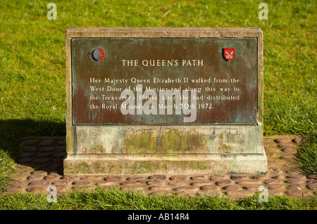 PLAQUE COMMÉMORANT LA VISITE DE SA MAJESTÉ LA REINE ELIZABETH II À YORK MINSTER JEUDI SAINT MARS 1972 Banque D'Images