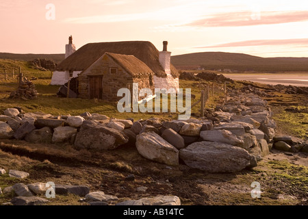 UK Ecosse Îles Hébrides extérieures North Uist whitehouse côtières restauré au coucher du soleil Banque D'Images