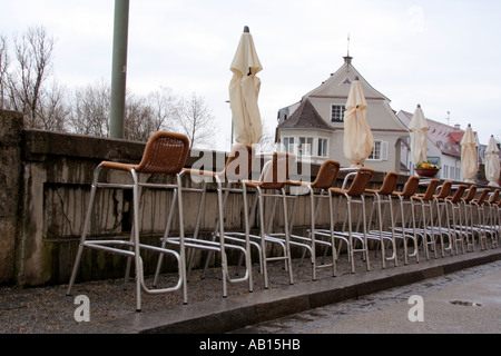 Sièges chaises alignées le long du mur extérieur du restaurant Landsberg am Lech Allemagne Bavière Banque D'Images