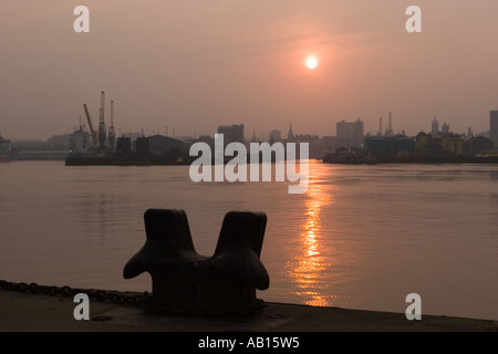 Météo britannique. Coucher de soleil brumeux. Aberdeen City skyline, édifices, navires, l'expédition, port et port avec mer réflexions, dans l'Aberdeenshire, en Écosse. Banque D'Images