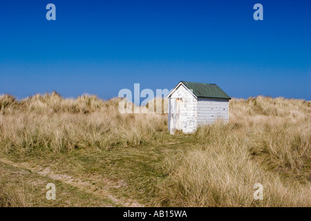 Paysages côtiers de Beach Hut, de l'herbe de maram et des dunes de sable en plein air bâtiment à l'abri de Findhorn Bay et de Burghead Bay, Écosse royaume-uni Banque D'Images