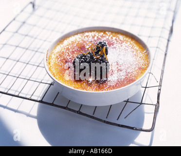 Crème Brûlée En Ramequin Sur Plateau En Bois