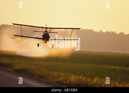 Crop duster survolant la vallée Skagit, près de Mount Vernon Washington Banque D'Images