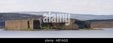 Château de Lochindorb lochside écossais. L'eau douce est un Lochindorb loch au nord de Grantown on Spey Scotland UK Banque D'Images